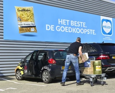 volgeladen karren verlaten de groothandel, de goedkoopste horeca groothandel in Rotterdam