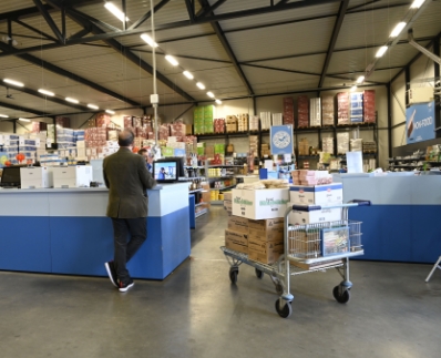 volgeladen karren verlaten de groothandel, de goedkoopste horeca groothandel in Roosendaal