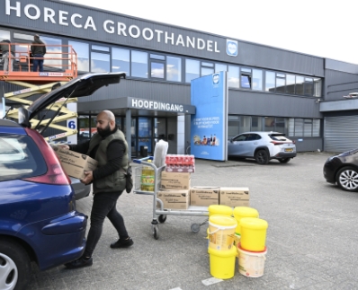 volgeladen karren verlaten de groothandel aan de gyroscoopweg, de goedkoopste horeca groothandel in Amsterdam